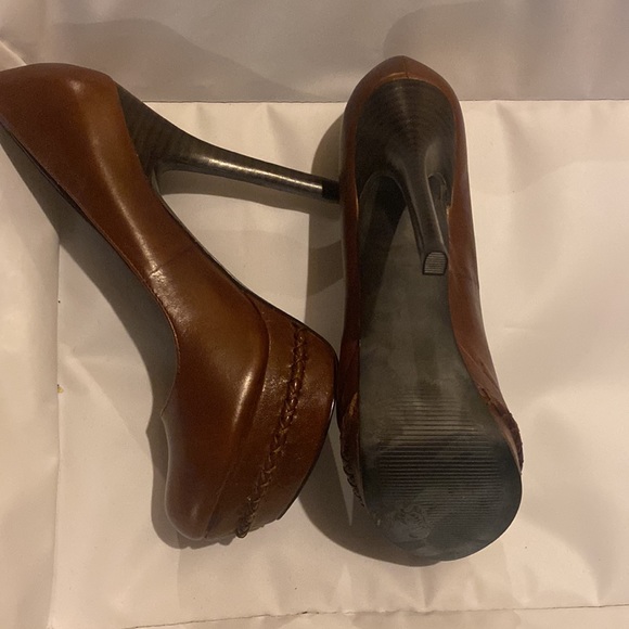 Carlos Santana Brown leather platform pumps - Picture 3 of 3
